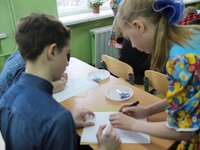 Мастер-класс для ребят из г.  Волгореченска проводят учащиеся  кружка "Вырезанка"